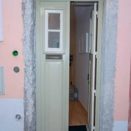 Portugal Here I - Alfama-castelo * ליסבון